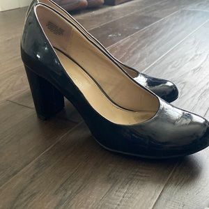 Bandolino patent leather chunky heels